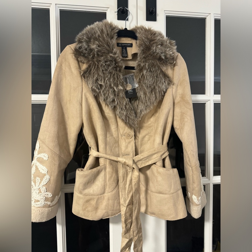 INC INTERNATIONAL CONCEPTS LIGTH CAMEL FAUX-FUR EMBROUDERED JACKET.